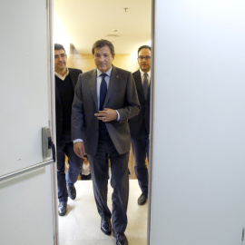 El presidente de la Comision Gestora del PSOE, Javier Ferández (c), flanqueado por el portavoz de Ferraz, Mario Jiménez (i), y el portavoz del grupo parlamentario, Antonio Hernando (d). EFE