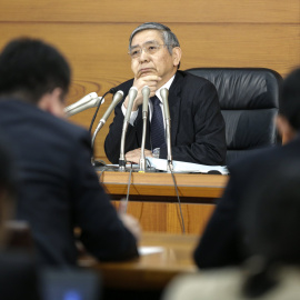 El gobernador del Banco de Japón, Haruhiko Kuroda, en una rueda de prensa tras una reunión sobre políticas monetarias en Tokio (Japón). EFE/Kimimasa Mayama