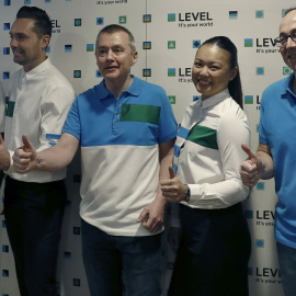 El consejero delegado del grupo IAG, Willie Walsh (c), acompañado por el presidente de Iberia, Luis Gallego (1d), y el presidente de Vueling, Javier Sánchez Prieto (1i), junto a un sobrecargo y una azafata, durante la presentación de Level.