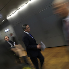 El presidente del BCE, Mario Draghi, en la sede de la entidad, a su llegada a una de las ruedas de prensa mensuales tras la reunión del Consejo de Gobierno, en Fráncfort. REUTERS/Kai Pfaffenbach