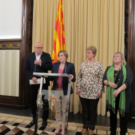 La presidenta del Parlament, Carme Forcadell , con los miembros de la Mesa de la cámara autonómica Lluis Corominas, Anna Simó y Ramona.Barrufet. E.P.