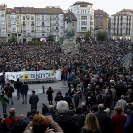 Cientos de ciudadanos y representantes de partidos, sindicatos y diversos colectivos sociales durante la manifestación en Vitoria para exigir el cierre definitivo de la central nuclear Garoña.- EFE/ADRIÁN RUIZ DE HIERRO