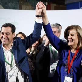 El líder del PP andaluz Juanma Moreno (i), acompañado por la ministra de Empleo, Fátima Báñez (d), tras ser elegido Presidente del PP-A.- EFE/Carlos Díaz