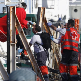 Llegada al puerto de Almería de los 34 inmigrantes de origen subsahariano que fueron rescatados de una patera interceptada a 7,5 millas náuticas de la isla de Alborán. EFE/Carlos Barba