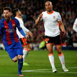 Leo Messi celebra su segundo gol contra el Valencia.- REUTERS / JUAN MEDINA