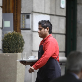 Un camarero extranjero atiende una terraza en un bar en el centro de Madrid. E.P.