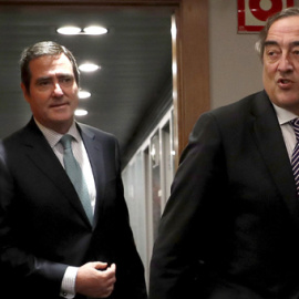 El presidente de CEOE, Joan Rosell, con el de Cepyme, Antonio Garamendi, en la sala de prensa del Palacio de la Moncloa, tras la última reunión del diálogo social. EFE