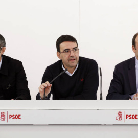 El portavoz de la Gestora del PSOE, Mario Jiménez, acompañado por los dos coordinadores de la ponencia marco, el diputado Edu Madina y el economista José Carlos Díez. EFE