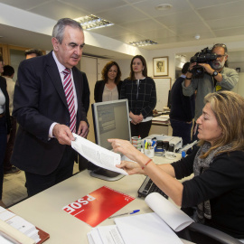 El secretario general del PSOE murciano, Rafael González Tovar, acompañado por los 13 diputados del grupo socialista en la Asamblea General, registra la moción de censura contra el presidente de Murcia, Pedro Antonio Sánchez. EFE/Marcial Gu