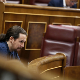 El secretario general de Podemos, Pablo Iglesias, a su escaño durante el pleno del Congreso. EFE/Javier Lizón