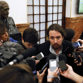 El secretario general de Podemos, Pablo Iglesias, hace declaraciones a los medios hoy en el Congreso donde se celebra la sesión de control al Gobierno. EFE/Mariscal