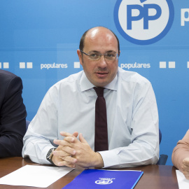 El presidente de Murcia, Pedro Antonio Sánchez, junto a la secretaria general del Partido Popular en la región, Maruja Pelegrín, y el portavoz del grupo popular en la Asamblea Regional, Víctor Martínez, durante la primera reunión del comité