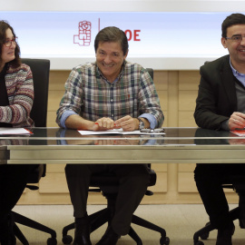 El presidente de la gestora del PSOE, Javier Fernández (c); el portavoz, Mario Jiménez, y la adjunta a Organización, Ascension Godoy, durante la reunion en la que se ha convocado el Comité Federal para el 1 de abril, que aprobará oficialmen