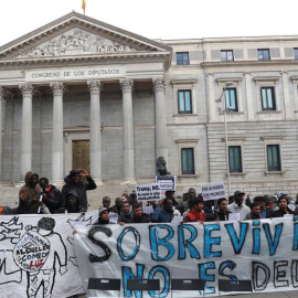 Acto por la despenalización de la venta ambulante convocado por la Asamblea de Sin Papeles de Madrid y el Sindicato Mantero y Latero de Madrid, este martes en la Plaza de las Cortes. EFE/Zipi