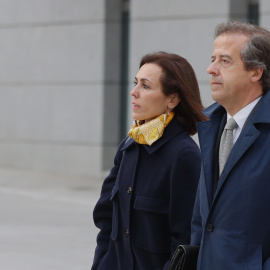 Mireia Pujol Ferrusola, acompañada de su abogado, Albert Carrillo, a la salida de la Audiencia Nacional donde ha declarado ante el juez José de la Mata. EFE/Chema Moya