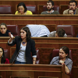 La portavoz parlamentaria, Irene Montero (abajo-i), junto al líder de Podemos, Pablo Iglesias (abajo-d), el secretario de Estrategia Política, Íñigo Errejón (arriba-d), y el diputado Rafa Mayoral (arriba-2d), durante su intervención hoy en 