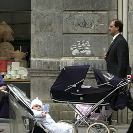 Un hombre paseando con un bebé. EFE