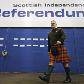 Fotografía del 18 de septiembre de 2014 que muestra a un escocés con el traje tradicional en el recinto Royal Highland durante el referéndum de Escocia en Edimburgo, Reino Unido. EFE/Andy Rain