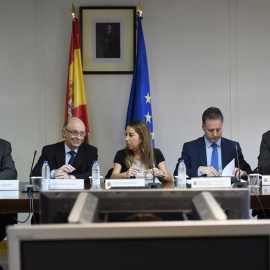 El ministro de Hacienda, Cristobal Montoro, durante la reunión esta tarde con los sindicatos / EFE