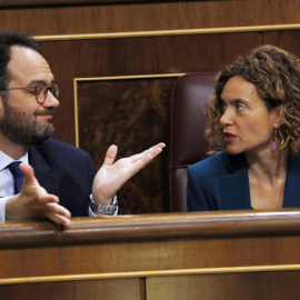 El portavoz parlamentario socialista Antonio Hernando, y la diputada socialista Meritxell Batet, conversan durante el pleno del Congreso. EFE/Sergio Barrenechea