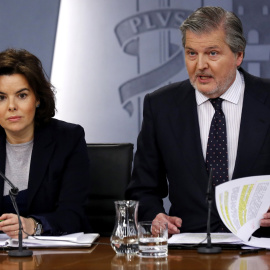 La vicepresidenta del Gobierno, Soraya Saénz de Santamaria, y el ministro de Cultura y portavoz del Gobierno,Íñigo Méndez de Vigo, durante la rueda de prensa posterior al Consejo de Ministros, en el Palacio de La Moncloa. EFE/Sergio Barrene