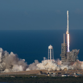 Imagen del cohete Falcon 9 al ser lanzado / TWITTER