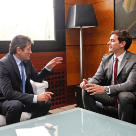 El presidente de la gestora del PSOE, Javier Fernández (i) y el líder de Ciudadanos, Albert Rivera (d), durante una reunión que han mantenido en Oviedo en vísperas de la moción de censura contra Pedro Antonio Sánchez. EFE/ J.L.CEREIJIDO