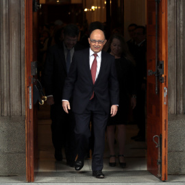 El ministro de Hacienda, Cristóbal Montoro, tras entregar a la presidenta del Congreso, Ana Pastor, el proyecto de Presupuestos Generales del Estado para 2017. EFE/J. J. Guillén