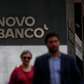 Unos peatones pasan junto a una sucursal de Novo Banco en Lisboa. REUTERS/Pedro Nunes