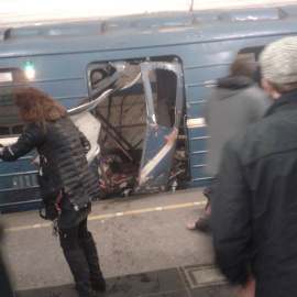 Imagen de un convoy destrozado en el metro de San Petersburgo.