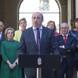 El presidente del Gobierno de Murcia, Pedro Antonio Sánchez (c), del PP, junto a sus consejeros, durante el anuncio de su dimisión como jefe del Ejecutivo regional. EFE/Marcial Guillén