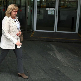 Elisabet Barberà, exsecretaria personal de Fèlix Millet en el Palau de la Música, a su salida esta mañana de la Ciutat de la Justicia. EFE/Toni Albir