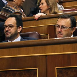 El portavoz del PSOE, Antonio Hernando (i), y el diputado socialista Miguel Ángel Heredia (d), durante la sesión de control al Gobierno en el Congreso de los Diputados. EFE/Ballesteros