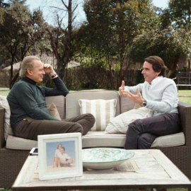 Fotografía facilitada por Telecinco que muestra al expresidente del Gobierno José María Aznar (d) que ha participado en el programa "Mi casa es la tuya", presentado por Bertín Osborne. | EFE