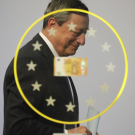 El presidente del Banco Central Europeo (ECB), Mario Draghi, durante la presentación del nuevo billete de 50 euros que entra en circulación, en Fráncfort (Alemania). EFE/Armando Babani