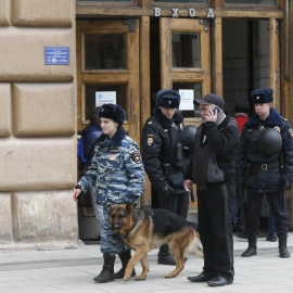 Varios policías en las inmediaciones del edificio / EFE