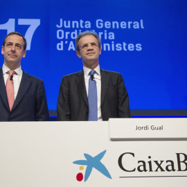 El consejero delegado de CaixaBank, Gonzalo Gortázar (i), y el presidente de CaixaBank, Jordi Gual (d), minutos antes de la junta general ordinaria de accionistas, en Barcelona. EFE/Marta Pérez