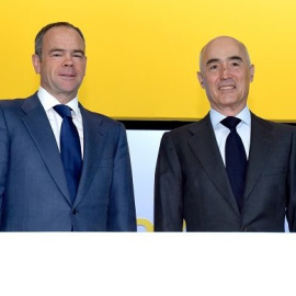 Íñigo Meirás, consejero delegado de Ferrovial, y Rafael del Pino, presidente de la constructora, antes del comienzo de la junta de accionistas.