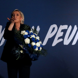 La líder del Frente Nacional, Marine Le Pen, lanza un beso al aire tras participar en un mitin de las presidenciales francesas en localidad de Monswiller, cerca de Estrasburgo. REUTERS/Christian Hartmann