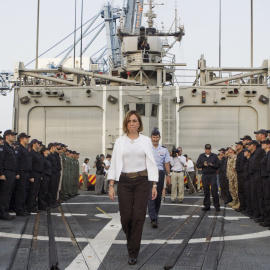 Fotografía de julio de 2011 de la exministra de Defensa socialista, Carme Chacon, en la fragata de combate 'Santa María', en Yibuti. EFE/Emilio Naranjo