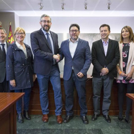 El portavoz del PP en el Parlamento murciano, Víctor Martínez (4i); y el portavoz de Ciudadanos, Miguel Sánchez (4d); con sus equipos negociadores, en la Asamblea Regional, en Cartagena (Murcia). EFE/Marcial Guillén