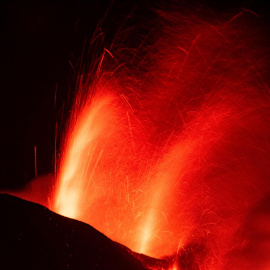  La lava que emerge de la erupción volcánica de Cumbre Vieja, en la isla canaria de La Palma, ha llegado ya al mar tras arrasar en su camino edificaciones, invernaderos y plataneras, provocando en su contacto con el agua una nube de vapor d