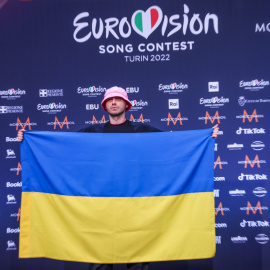  El rapero Oleg Psyuk, representante de Ucrania en Eurovisión, posa con la bandera tras presentar su canción en la semifinal.- Jens Büttner / dpa