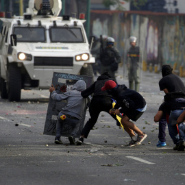 Los manifestantes de la oposición chocan con la policía antidisturbios durante la llamada "madre de todas las marchas" contra el presidente de Venezuela, Nicolás Maduro, en Caracas.REUTERS / Marco Bello