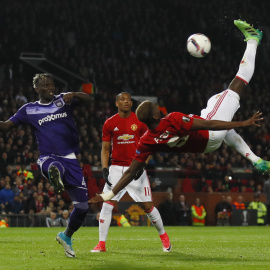 El jugador francés del Manchester United Paul Pogba remata de chilena en el partido de la Europa League contra el Anderlecht. REUTERS/Jason Cairnduff