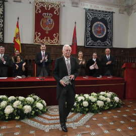 El escritor catalán Eduardo Mendoza (c), es aplaudido tras recibir hoy el Premio Cervantes de manos de Felipe VI. EFE/Juan Carlos Hidalgo