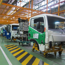 La línea de montaje de la planta de Nissan en Ávila, en la producción del camión NT500. E.P.