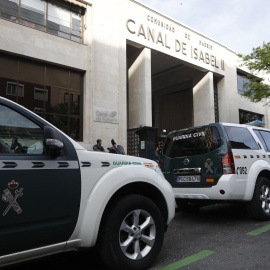 Agentes de la Guardia Civil ante la sede de Canal de Isabel II, en la operación Lezo dirigida por el juez de la Audiencia Nacional Eloy Velasco. EFE/Emilio Naranjo