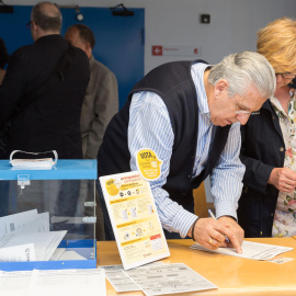 Ciudadanos de Zaragoza participando en el proceso de votación sobre los presupuestos de la ciudad.