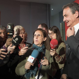 El expresidente del Gobierno José Luis Rodríguez Zapatero (d) atiende hoy a los medios tras reunirse con el primer secretario del PSC, Miquel Iceta, en Barcelona, donde ha asegurado que su reto es "deshacer" los "prejuicios" en Cataluña con